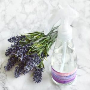 Lilla romspray med eterisk olje av lavendel