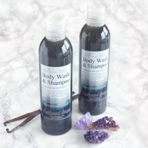 Svart dusjsåpe og shampo med duft av fortryllet skog