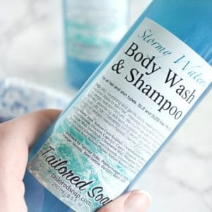 Blå dusjsåpe og shampo med havstorm duft