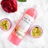 Rosa dusjsåpe og shampo med duft av pasjonsfrukt og rose