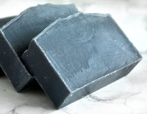 Svart naturlig såpe laget med aktivt kull