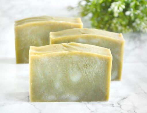 Grønn naturlig såpe laget med spirulina