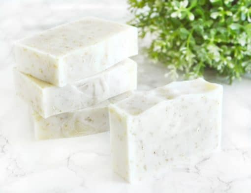 Hvit naturlig såpe laget med havre