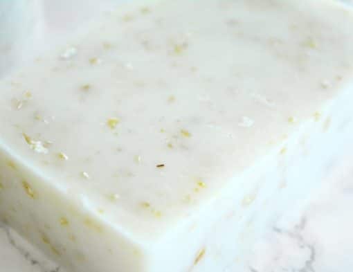 Hvit naturlig såpe laget med havre