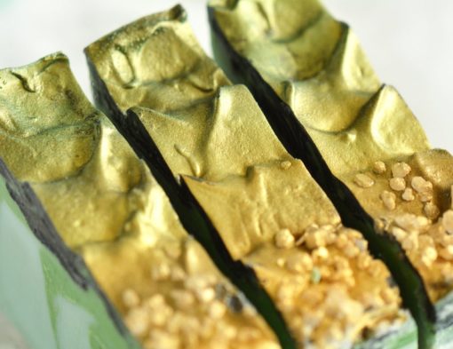 Grønn og gull dragesåpe med duft av tobakk og laurbærblad