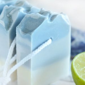 Blå kaldprosess såpe med hav og lime duft