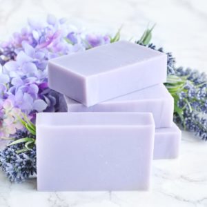 Lilla kaldprosess såpe med duft av lavendel og syriner