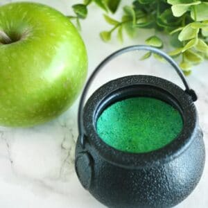 Grønn heksegryte badebombe med epleduft