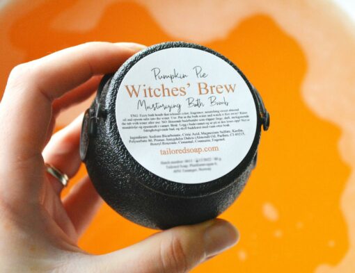 Oransje heksegryte badebombe til Halloween, gresskarpai håndlaget av Tailored Soap
