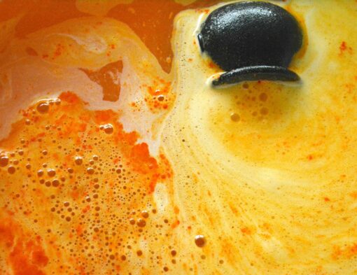 Oransje heksegryte badebombe til Halloween, gresskarpai håndlaget av Tailored Soap
