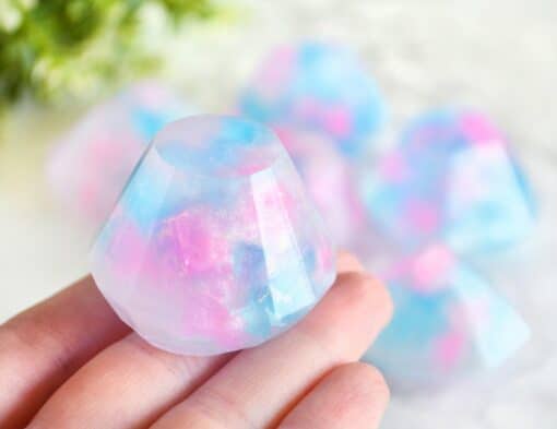 Fødselssteininspirert såpe for oktober designet som opal