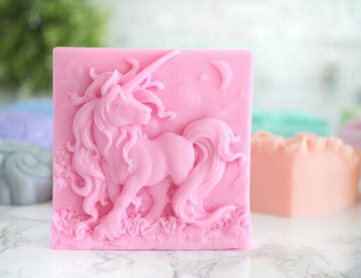 Enhjørning såpe, unicorn såpe i valgfri farge og lukt. Tailored Soap